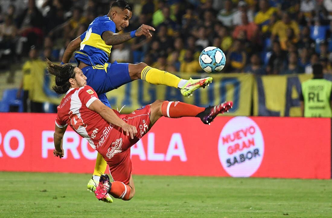 Sebastián Villa de Boca se lleva la pelota ante la marca de Kevin MacAllister de Argentinos. Boca Juniors venció 1 a 0 a Argentinos Jr. en la semifinal por Copa Argentina 2021 en el estadio Malvinas Argentinas. Foto Marcelo Rolland / Los Andes