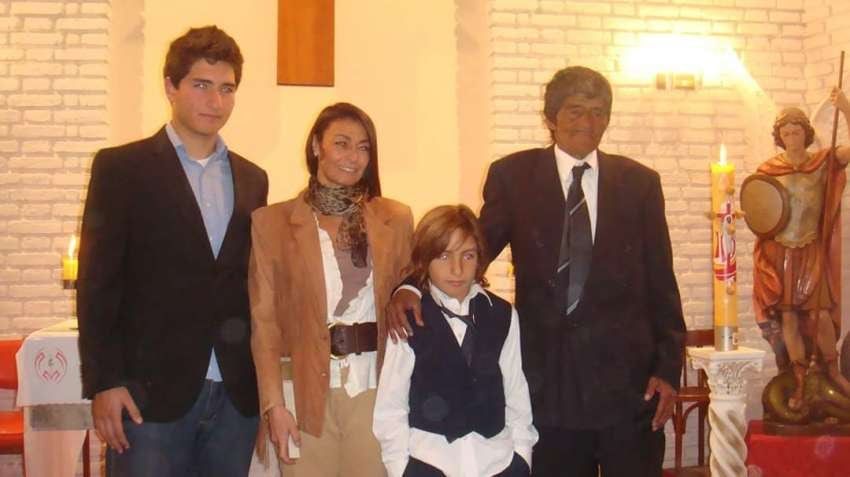 El día del Bautismo. Lucas (hermano mayor); Marcela Manino, Bruno y el Loco Julio en la Parroquía Sagrado Corazón. / Gentileza.