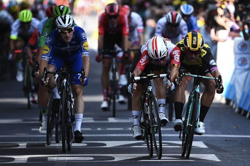 
Foto: AFP | La 'foto finish' decidió el vencedor del día en la etapa 11. El australiano Caleb Ewan, le ganó por milímetros a Dylan Groenewegen de Holanda.
   