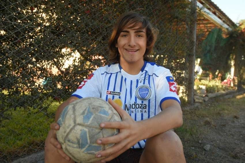 Bruno, hoy todo un hombre de 15 años, con 7 eligió a sus padrinos: Marcela y el Loco Julio. / JOSÉ GUTIÉRREZ (LOS ANDES).