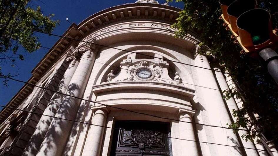 La fachada del edificio en donde funcionó la casa central del Banco de Mendoza.