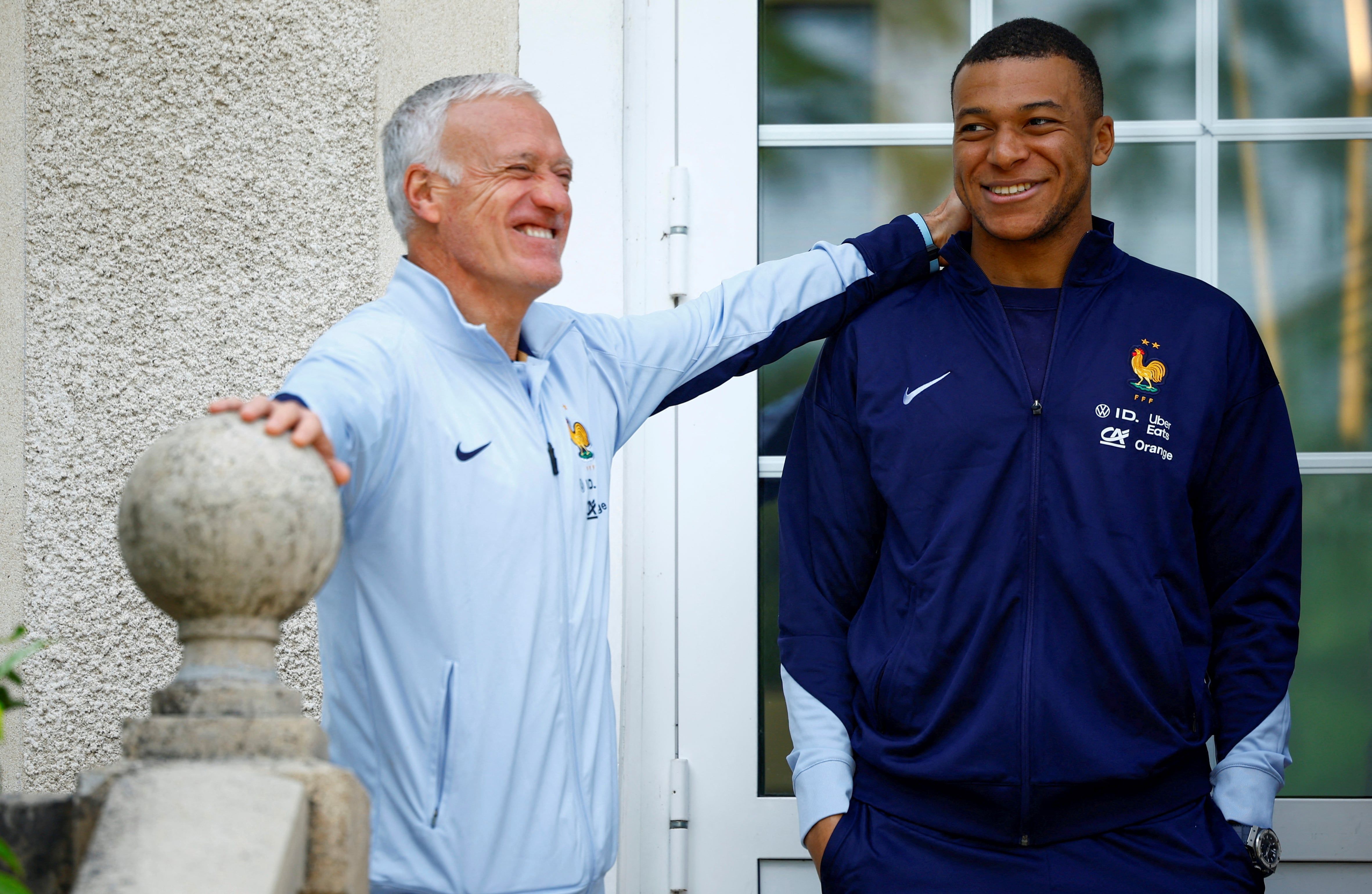 El técnico de Francia Didier Deschamps (izquierda) y el delantero Kylian Mbappé en la ciudad deportiva de la selección nacional con miras a la Euro 2024, el lunes 3 de junio de 2024, en Clairefontaine. (Sarah Meyssonnier/Pool Foto vía AP)