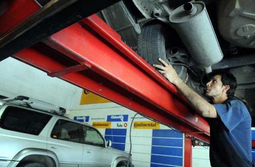 Las cubiertas. Uno de los controles a que debe ser sometido el vehículo antes de viajar. | Diego Parés / Los Andes