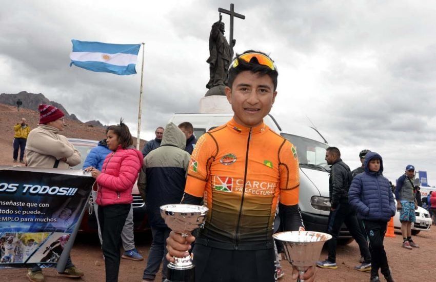 Rey de la altura. El ecuatoriano Jefferson Cepeda con las copas que lo acreditan como ganador. - Patricio Caneo / Los Andes
