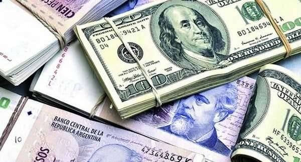 El dólar en todas sus variantes cerró al alza en Argentina esta semana.