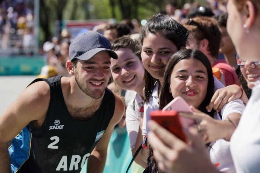 
Las fans. Bauti es muy solicitado luego de cada partido por los amantes del beach. | Archivo
   