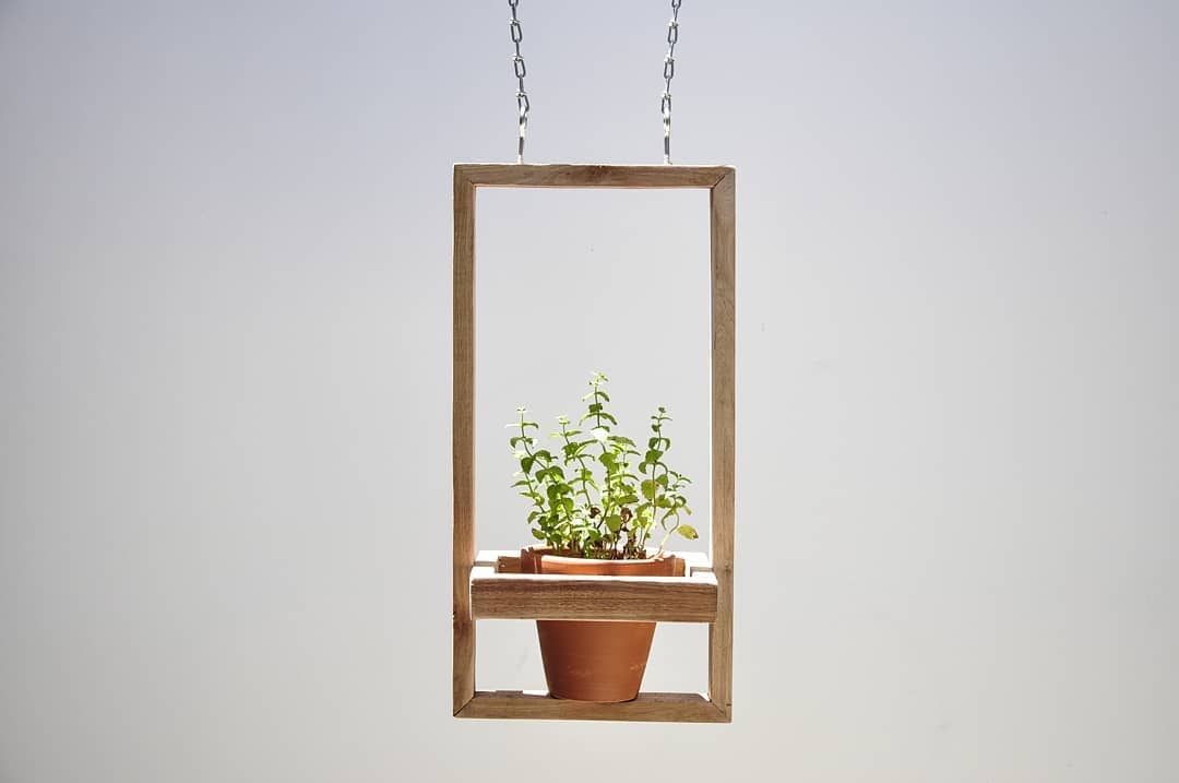 Hay que aprovechar cada metro del balcón. Y los cuadros colgantes son opciones chic y funcionales para decorar.