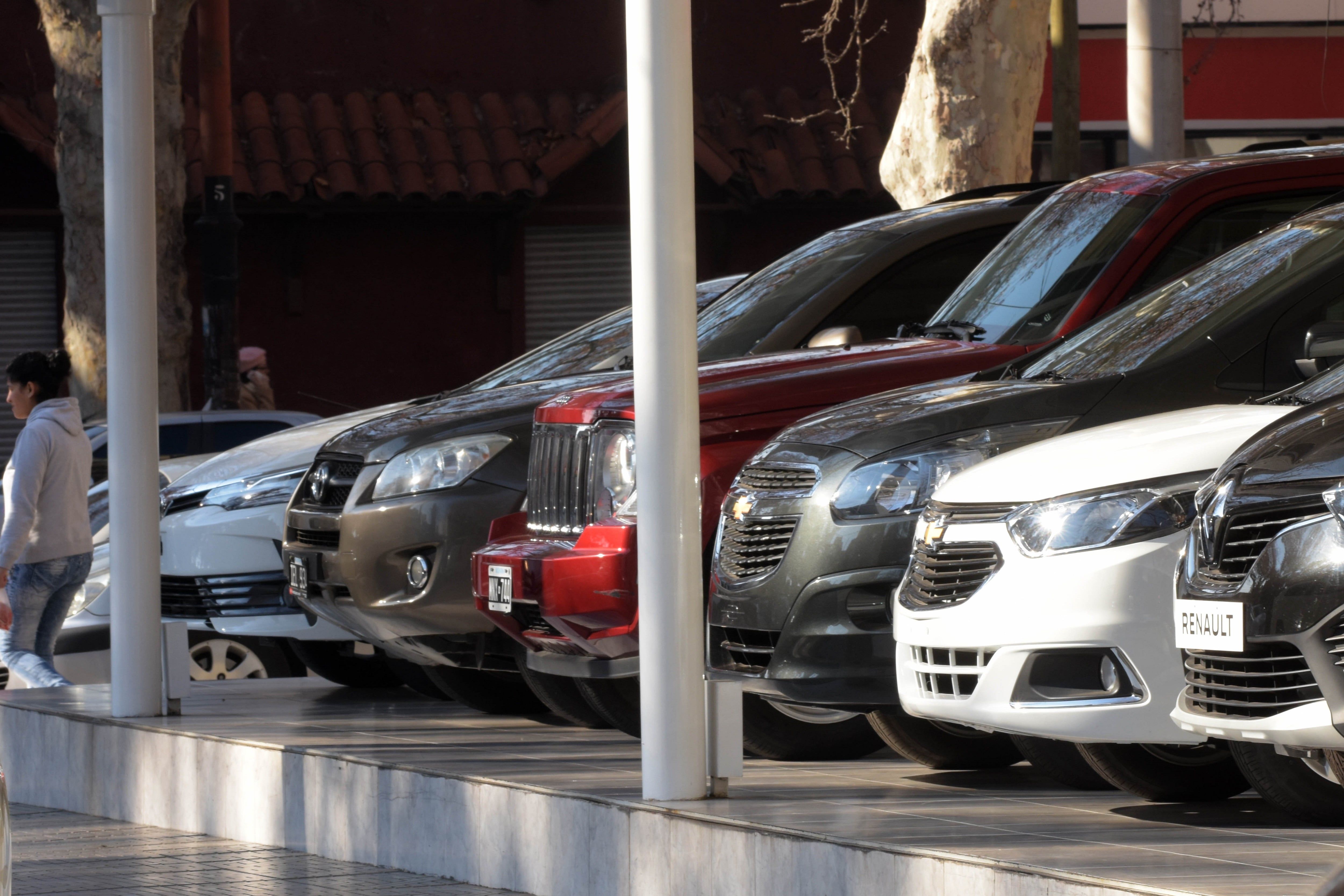 Desde el 1° de mayo, las personas que transfieran autos y motos usadas deberán confeccionar el CETA cuando la operación sea igual o superior a los $2.400.000.