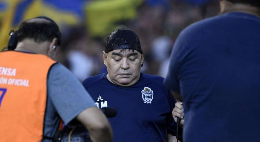 Diego Maradona abandona el campo de juego del Gigante de Arroyito. / Gentileza.
