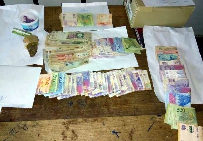 
Los billetes encontrados superan los 100.000 pesos. | Gentileza / Ministerio de Seguridad
   