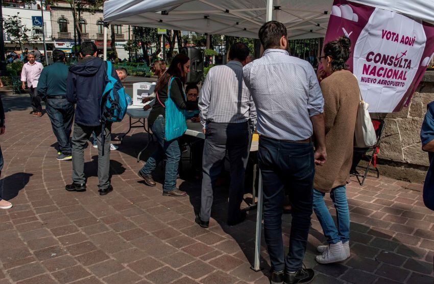      Se descubrió que una misma persona puede votar varias veces en la consulta popular sobre el aeropuerto - AFP    