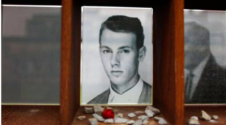 
El retrato de Peter Fechter en el sitio de la memoria del Muro de Berlín en la Bernauer Strasse.
