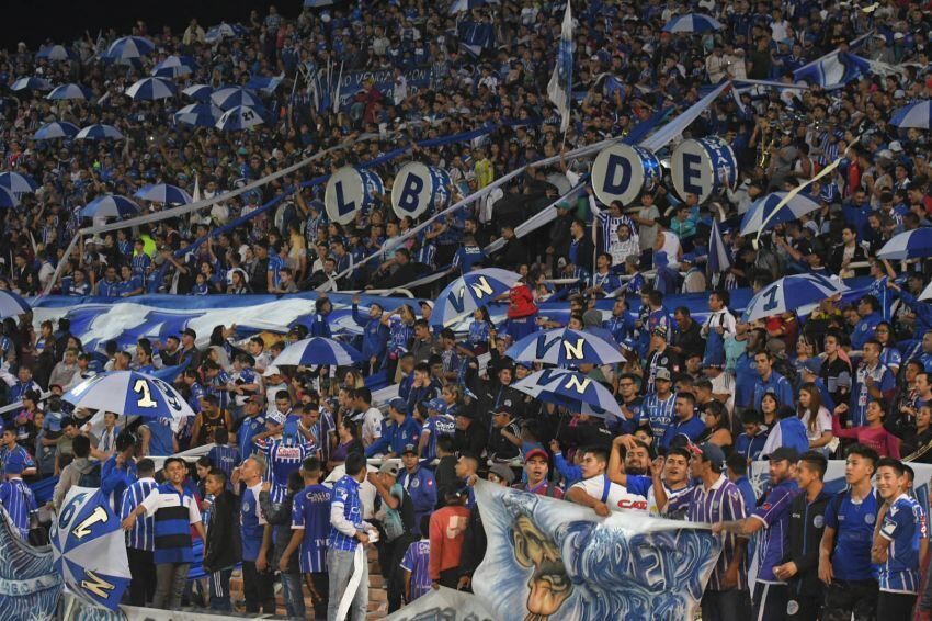 El aguante bodeguero. La popular del Expreso volvió a vestirse de gala, como en varias noches del Malvinas | Orlando Pelichotti / Los Andes