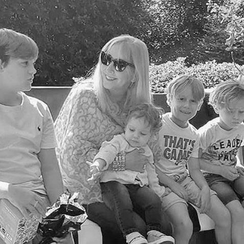 Los cuatro hijos de Benjamín Vicuña posan con su abuela, madre del actor (Instagram/benjavicunamori)