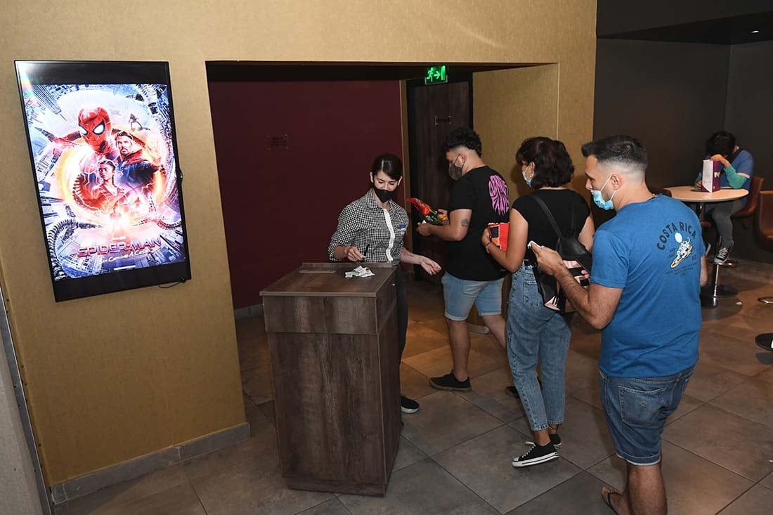 Los fans en el cine Cinemark Mendoza para ver la película Spider- Man , sin camino a casa.
