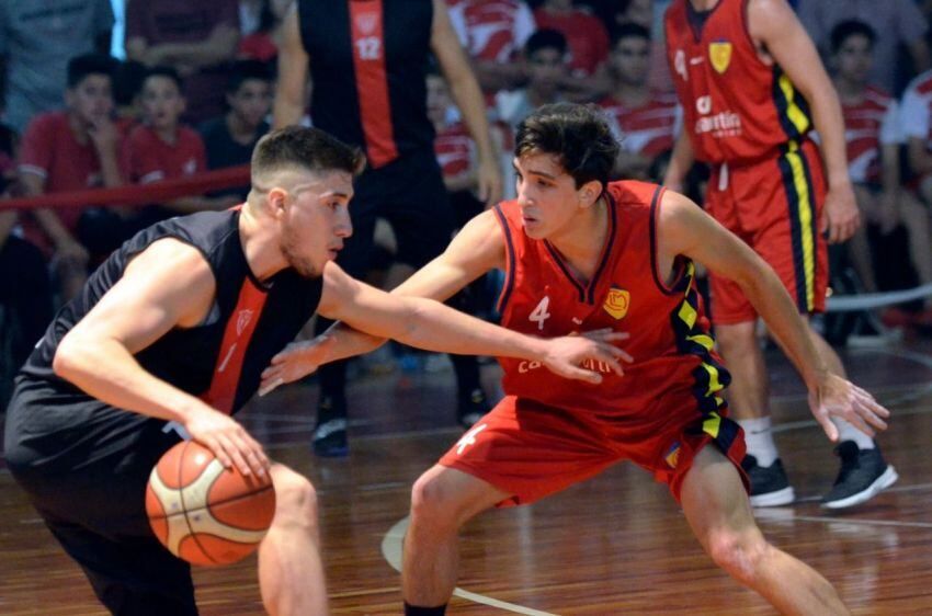 
    Ramiro Esponizo, capitán del León, es defendido por Agustín Benito. / Patricio Caneo (Los Andes).
   