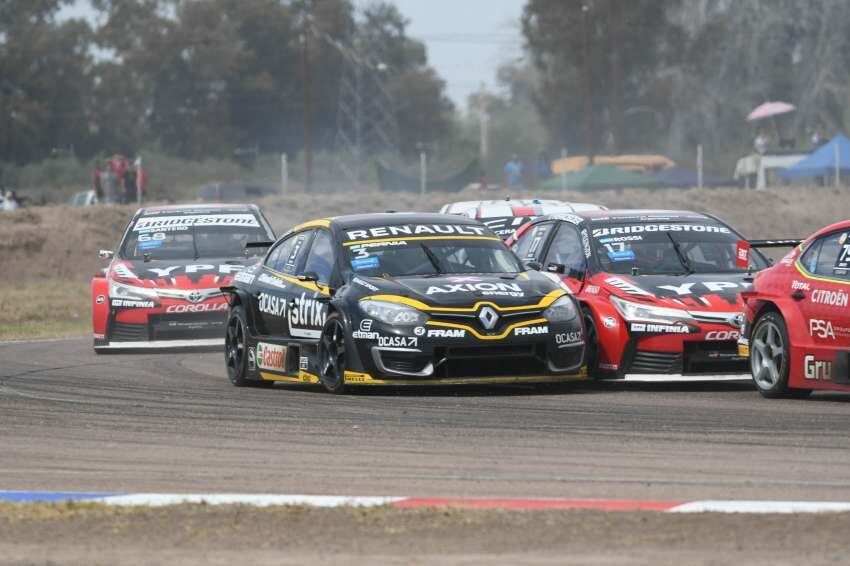
Santero. El Toyota de piloto de Guaymallén asoma detrás del Renault de Pernía. Terminó sexto. | José Gutiérrez / Los Andes
   