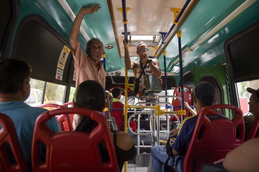 "Alca", -25-, se presenta en un autobús en Barranquilla, Colombia Foto: / AFP / Raul ARBOLEDA