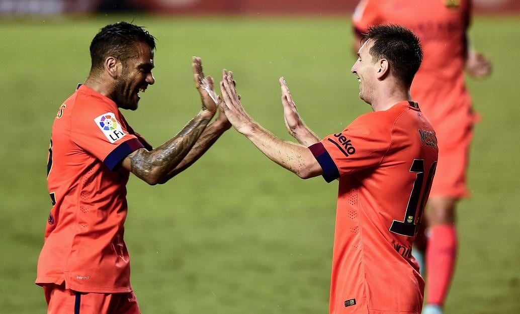 Dani Alves y Leo Messi, toda una postal del FC Barcelona.