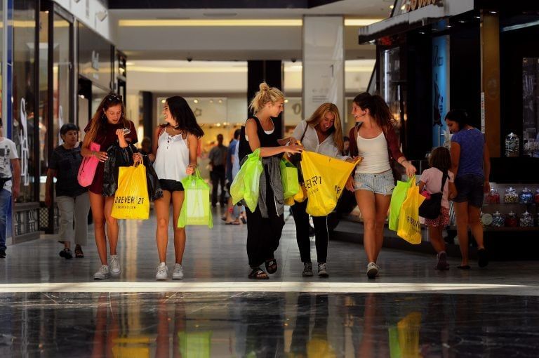 El dólar tarjeta es el más conveniente de todos, e incluso se puede recuperar el 35% de lo que se paga en impuestos al finalizar el año. Lo mismo se traslada a los pagos en Chile.