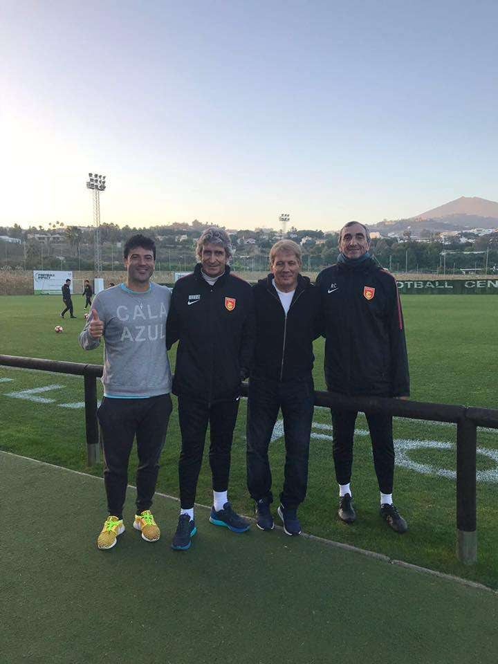      Durante una pretemporada que realizaba en Marbella, intercambió experiencias con Pellegrini y Cousillas.    
