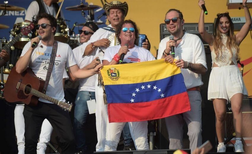 
Carlos Vives llevó su vallenato al concierto por ayuda humanitaria. | AFP
   
