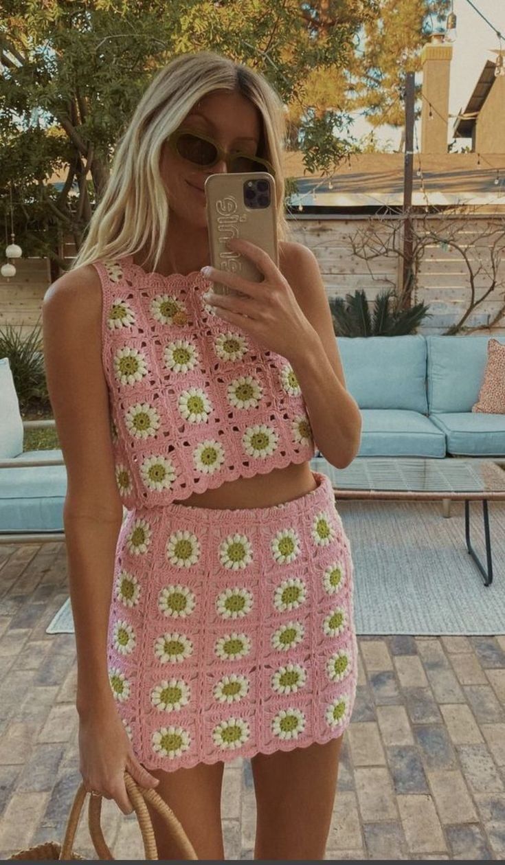 Pero si mostrar mucha piel no es de tu preferencia. podes optar por prendas con puntos más cerrados para que no se vea a través del tejido.