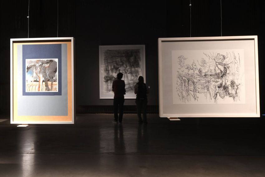 Dos miradas. A la izquierda, una de las obras de Cristian Delhez, a la derecha uno de los dibujos en tinta de Villalonga. | Marcelo Rolland / Los Andes