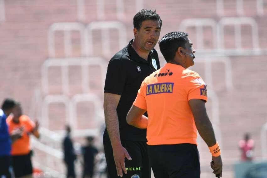
Reclamo. Javier Patalano se queja ante el asistente Lucero por el gol anulado a Jacquet. | José Gutiérrez / Los Andes
   