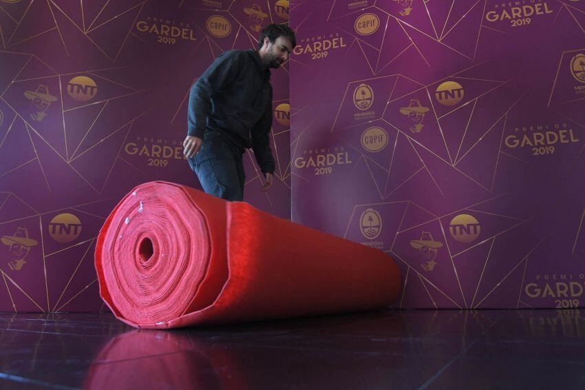 
La alfombra roja comienza a rodar | Foto Orlando Pelichotti / Los Andes
   