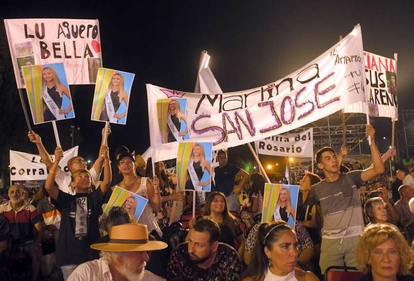 Entusiastas. El público del departamento alentó con pancartas y aplausos a sus candidatas. | Orlando Pelichotti / Los Andes