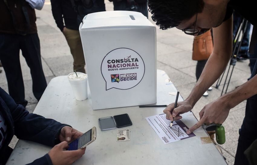      Los mexicanos volvieron a las urnas para decidir si quieren o no un nuevo aeropuerto - AFP    