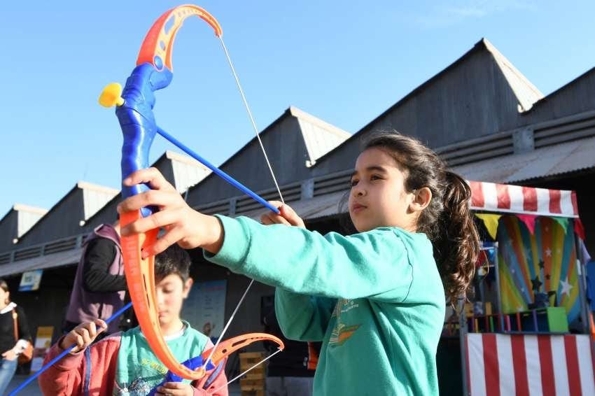 Puntería. Zoe juega al tiro al blanco con arcos y flechas. | Marcelo Rolland / Los Andes