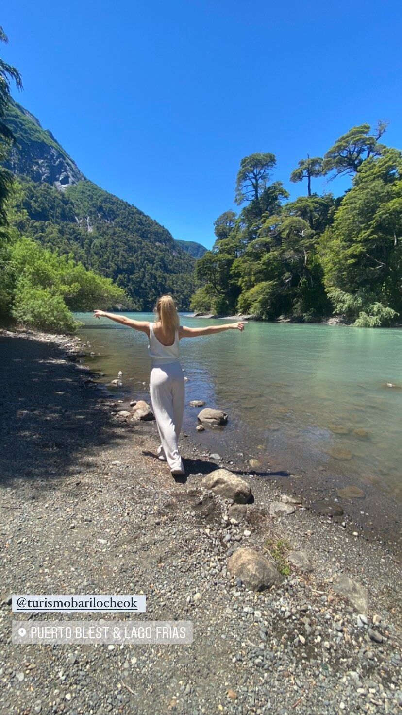 Laurita Fernánez caminando junto al lago Frías