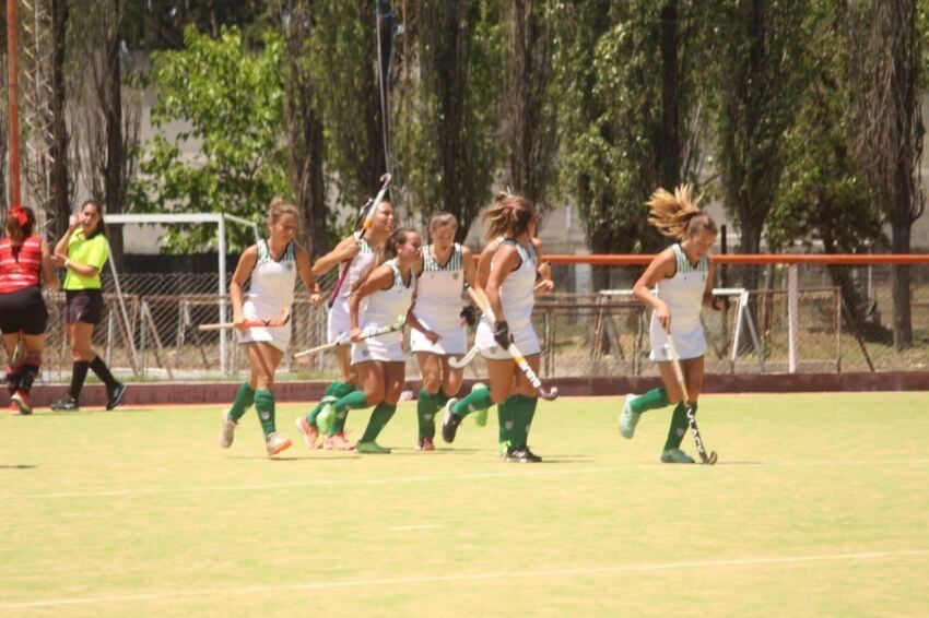 Uno de los festejos de la primera de Maristas ante las Tiburonas