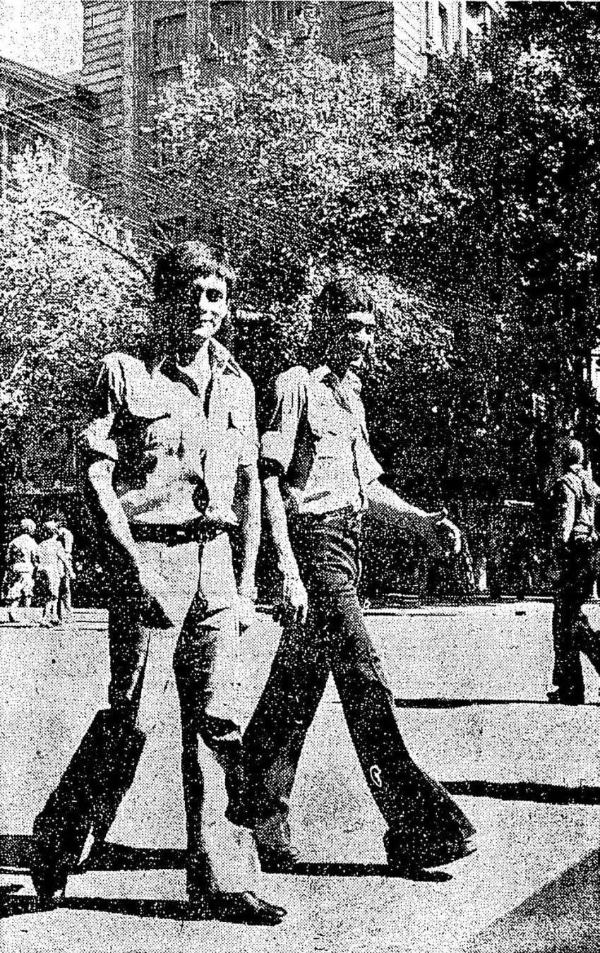      González junto a Mario “Cirujano” Ortiz, caminando por el centro de la ciudad de Mendoza    