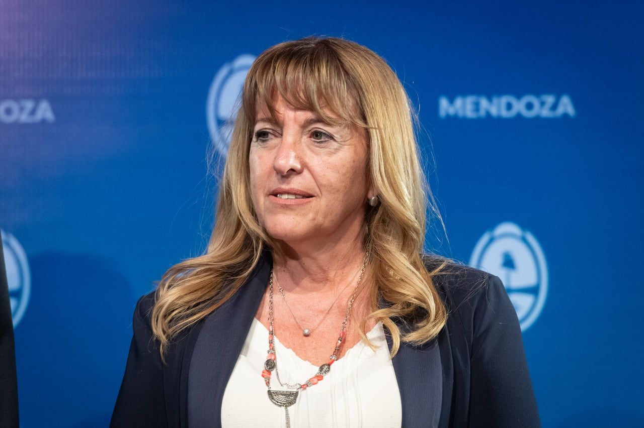 El gobernador electo presentó a sus ministros, ministras y el esquema con el que funcionará la gestión de los próximos cuatro años. ProMendoza: Patricia GiménezProMendoza: Patricia Giménez      Foto: Ignacio Blanco / Los Andes 