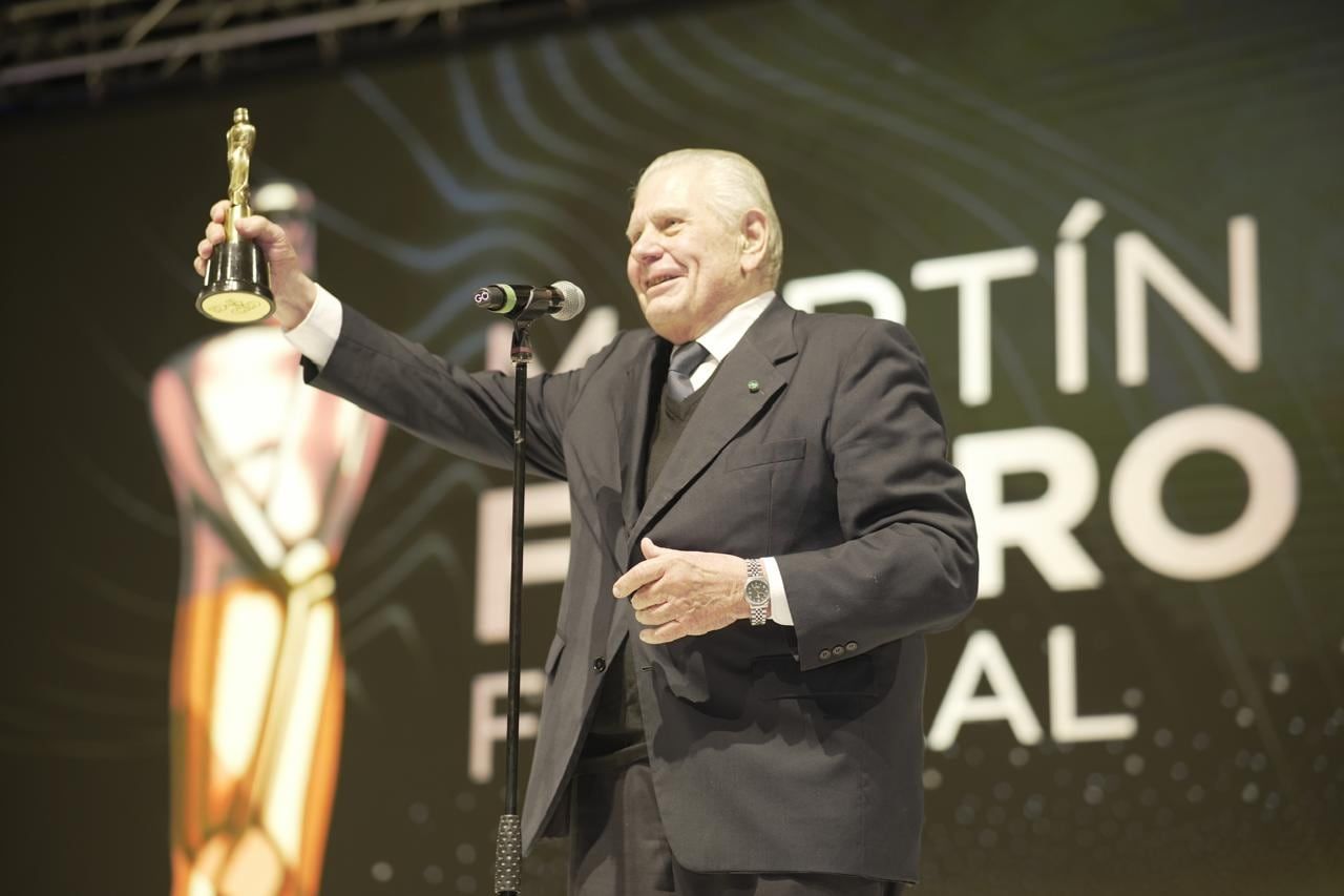 El periodista recibió el premio Martín Fierro por su extensa trayectoria en televisión. | Gentileza Agustina Navarro.