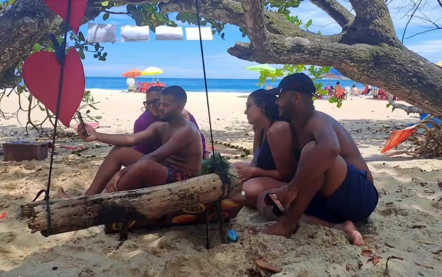 Los hermanos le pidieron matrimonio a las hermanas en una playa de brasil.