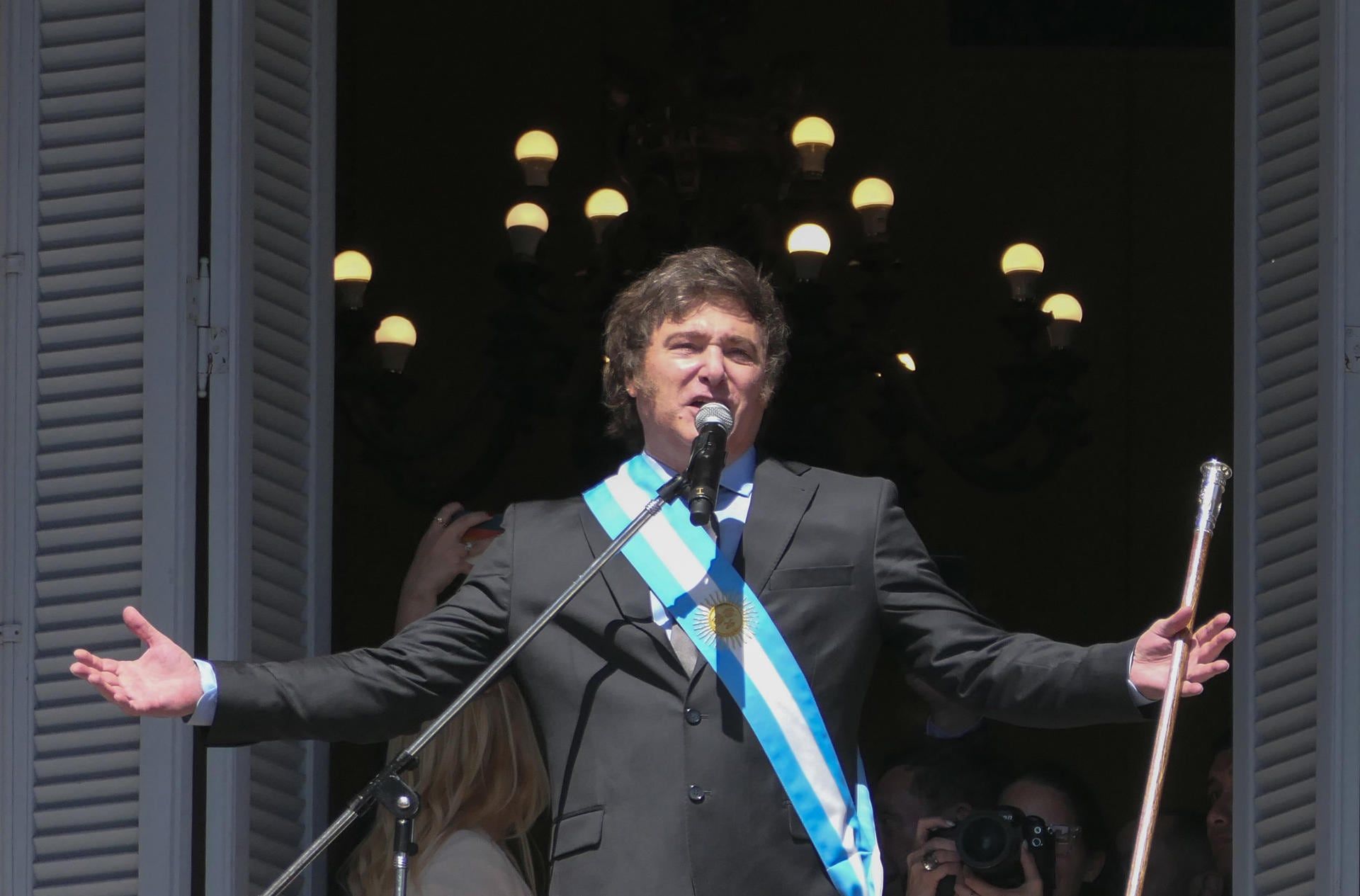 Milei encara su gobierno de espaldas al Congreso y de cara a sus votantes, sin intermediarios.