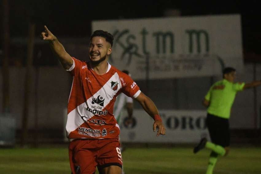 
Goleador. Matías Persia volvió al Botellero y está en el podio de los goleadores del torneo. | Marcelo Rolland / Los Andes
   