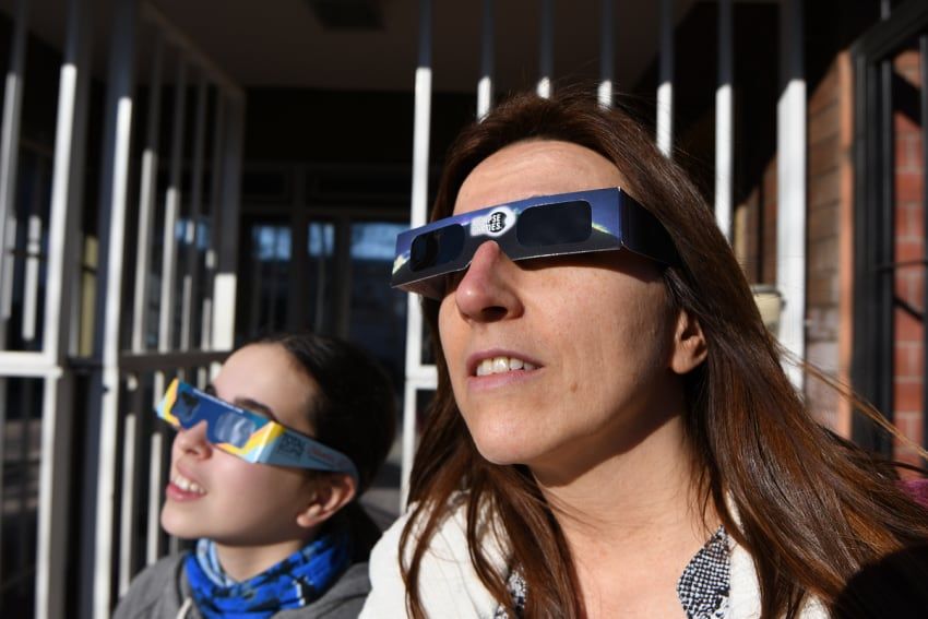  Preparadas. Federica y Lisa buscaron sus lentes para observar el eclipse de Sol con filtros especiales para evitar daños en sus ojos. | Claudio Gutiérrez / Los Andes    