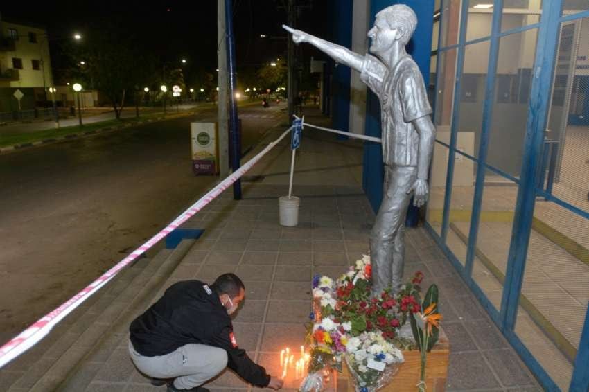 
Hasta siempre, loco. Los hinchas del Tomba pasaron por calle Balcarce para darle su última ofrenda | Nicolás Ríos / Los Andes
   