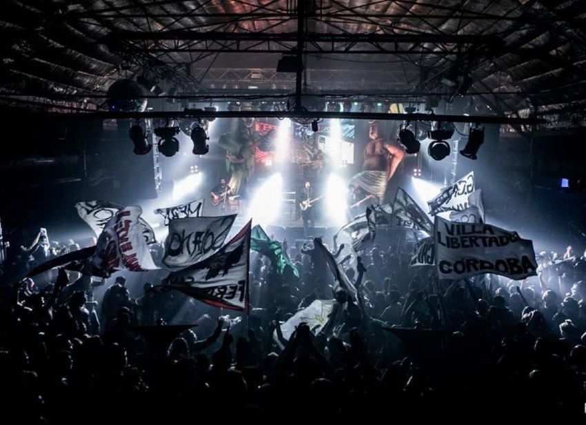 
    “Gardeliando”, cuando Eli lo canta, en un tramo que ha quedado fuera de tiempo respecto al género, le cambia la letra.
   