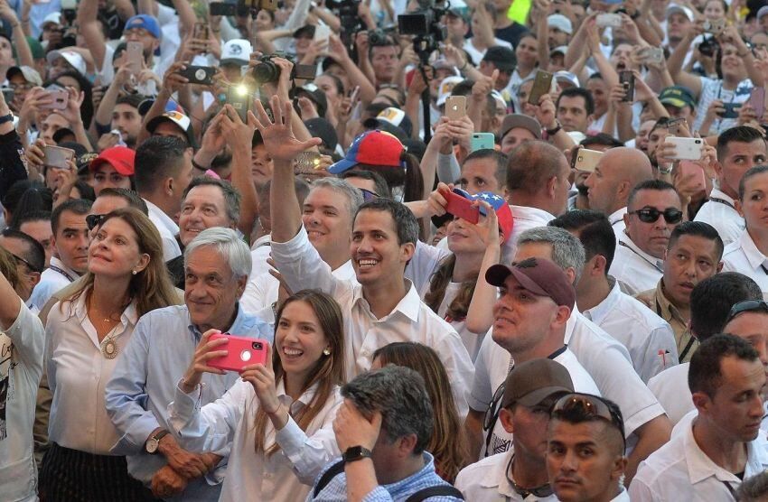 
Juan Guaidó, entre la multitud. Sebastián Piñera, presidente de Chile, también estuvo presente. | AFP
   