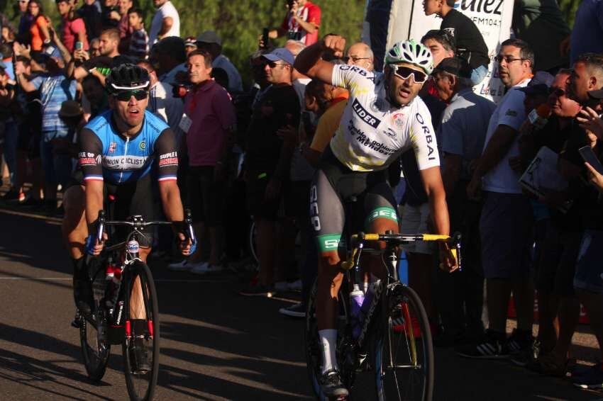 
Apoyo masivo. Una vez más, el público mendocino se volcó a las calles para alentar a los ciclistas. | Nicolás Ríos / Los Andes
   
