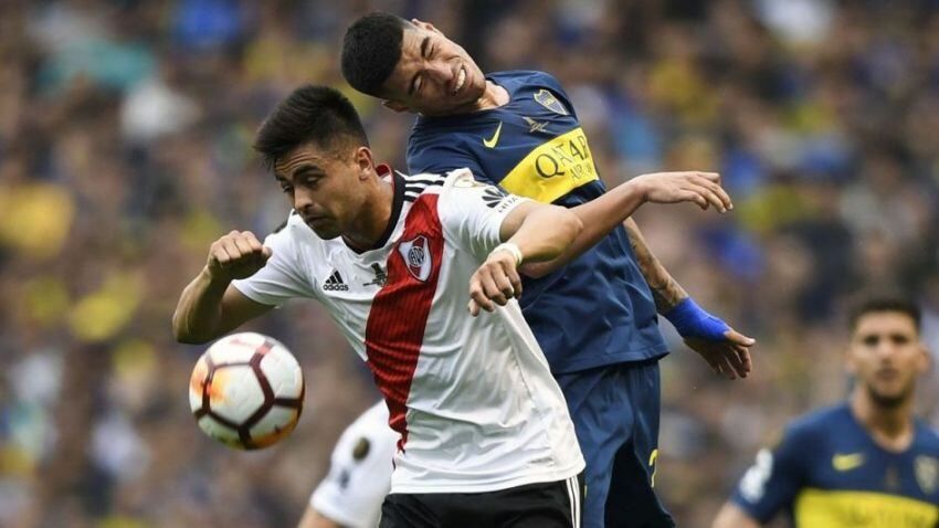 Foto: AFP | Gonzalo Martínez y Lucas Olaza chocan en la búsqueda de la pelota.    