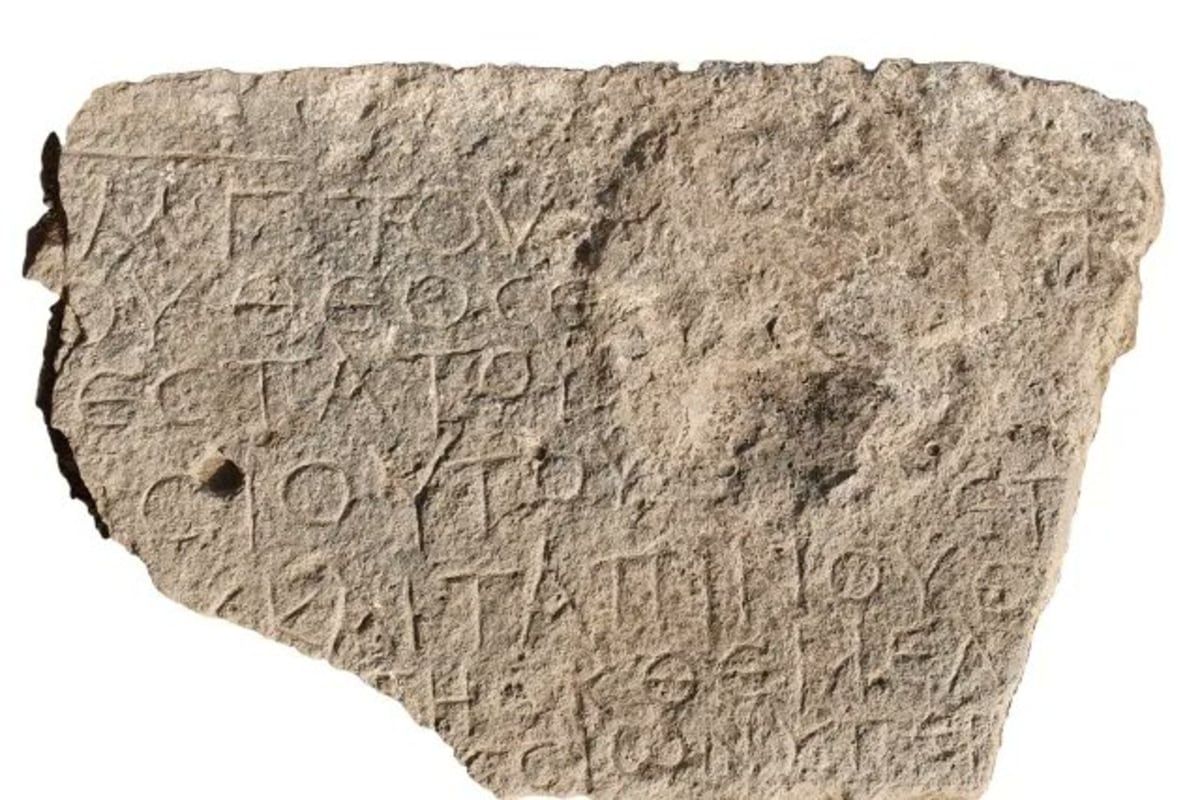 Descubren piedra que data de hace más de 1.500 años con la inscripción "Cristo, nacido de María".