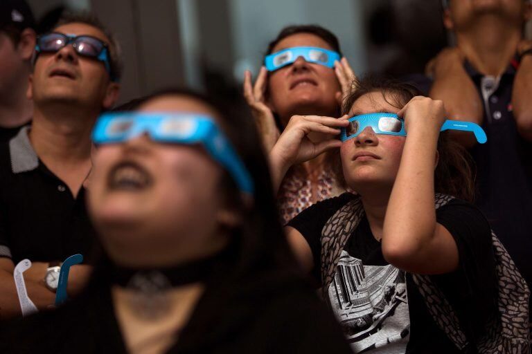 Mira el eclipse solar sin proteción puede causar daños en la retina, órgano encargado de filtrar la luz en nuestros ojos.