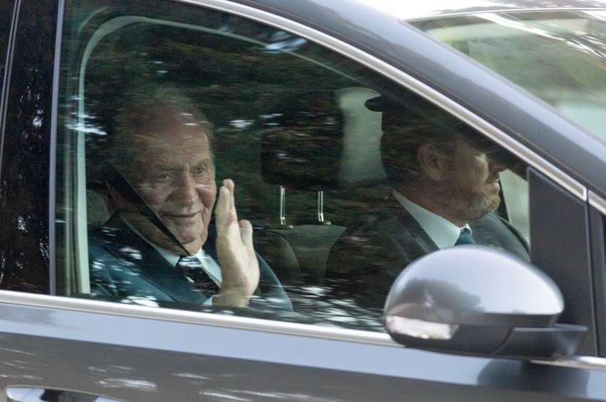 
    El rey Juan Carlos, invitado a la boda de Rafa y Mery, a su salida de la fiesta celebrada en la península de Punta Avançada, en Pollença.
   